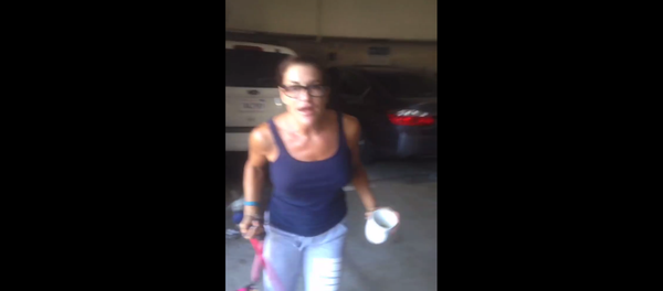 Video shows LA woman throw coffee on worker after calling contractors 'wetback' - Sputnik International