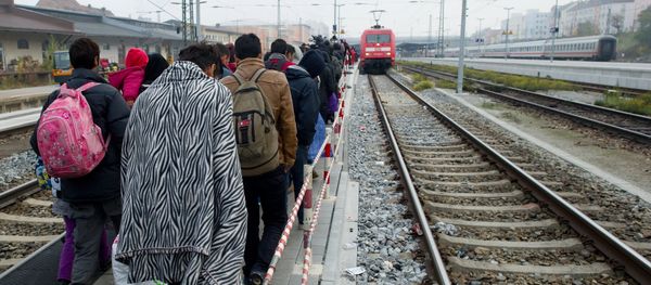Migrants walk on a platform of the railway station in Passau, southern Germany, to a special train to bring them to Duesseldof, western Germany, on November 3, 2015 - Sputnik International