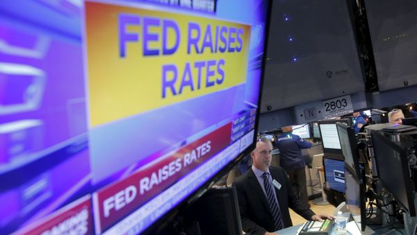 Traders work on the floor of the New York Stock Exchange (NYSE) shortly after the announcement that the U.S. Federal Reserve had hiked interest rates for the first time in nearly a decade in New York, December 16, 2015 - Sputnik International