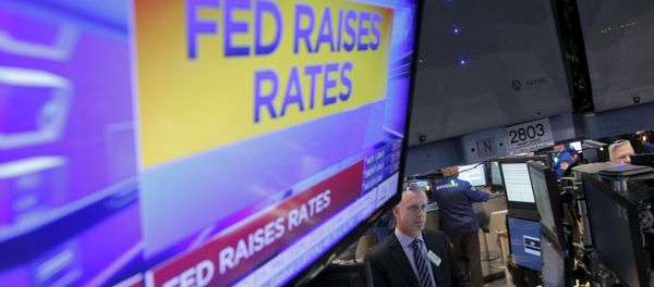 Traders work on the floor of the New York Stock Exchange (NYSE) shortly after the announcement that the U.S. Federal Reserve had hiked interest rates for the first time in nearly a decade in New York, December 16, 2015 - Sputnik International