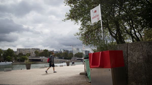 A picture shows a uritrottoir public urinal on August 13, 2018, on the banks of the river Seine in Paris - Sputnik International