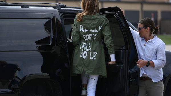 US First Lady Melania Trump departs Andrews Air Rorce Base in Maryland June 21, 2018 wearing a jacket emblazoned with the words I really don't care, do you? following her surprise visit with child migrants on the US-Mexico border - Sputnik International