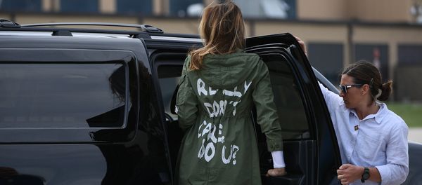 US First Lady Melania Trump departs Andrews Air Rorce Base in Maryland June 21, 2018 wearing a jacket emblazoned with the words I really don't care, do you? following her surprise visit with child migrants on the US-Mexico border - Sputnik International