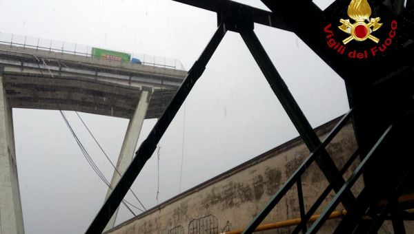 A motorway bridge which collapsed on Tuesday near the northern Italian port city of Genoa is seen in this picture released by Italian firefighters on August 14, 2018 - Sputnik International