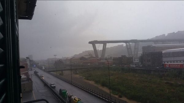 A motorway bridge which collapsed on Tuesday near the northern Italian port city of Genoa - Sputnik International