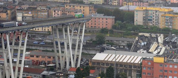 The collapsed Morandi Bridge is seen in the Italian port city of Genoa August 14, 2018 - Sputnik International