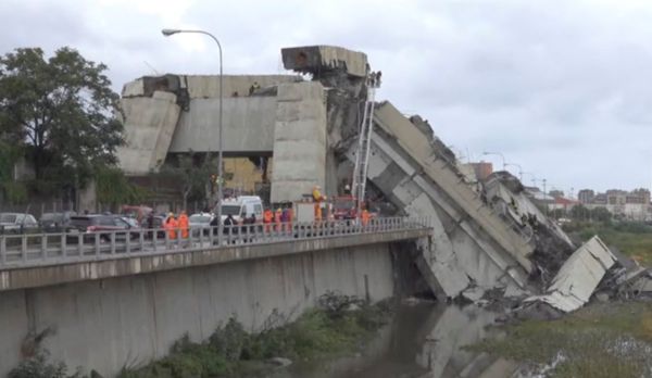 Rescue workers are seen at the collapsed Morandi Bridge in the Italian port city of Genoa, Italy August 14, 2018 in this still image taken from a video - Sputnik International