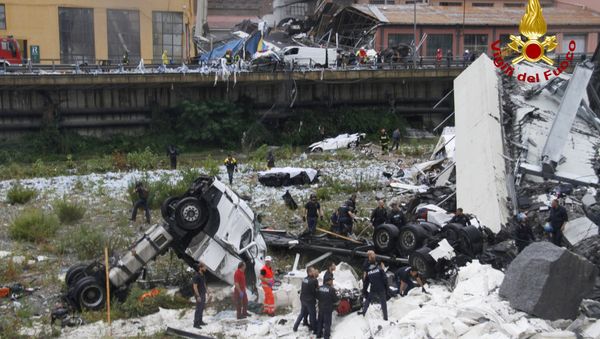 The collapsed Morandi Bridge is seen in the Italian port city of Genoa in this picture released by Italian firefighters on August 14, 2018 - Sputnik International