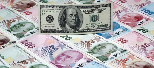 A picture illustration shows a 100 Dollar banknote laying on various denomination Turkish lira banknotes, taken in Istanbul, Turkey January 7, 2014 - Sputnik International