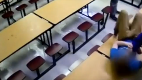Georgia Teacher Grabs Student By The Throat And Slams Him - Sputnik International