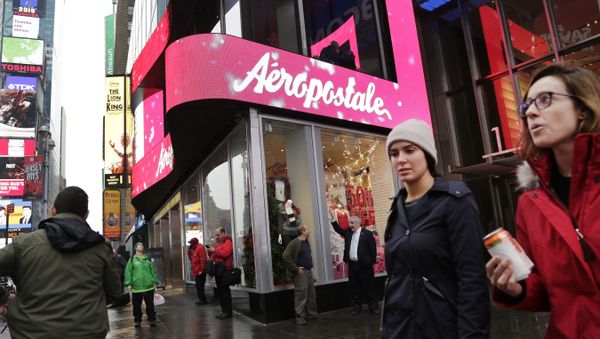 FILE - In this Wednesday, Dec. 2, 2015, file photo, women pass an Aeropostale clothing store in New York's Times Square. - Sputnik International