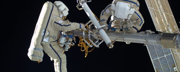 Two Russian cosmonauts, wearing  space suits, Orlan-MK - Sputnik International