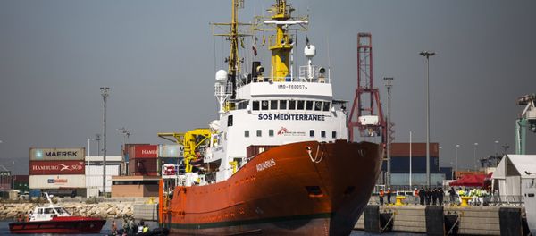 Aquarius migrant rescue vessel with reportedly 141 people on board - Sputnik International
