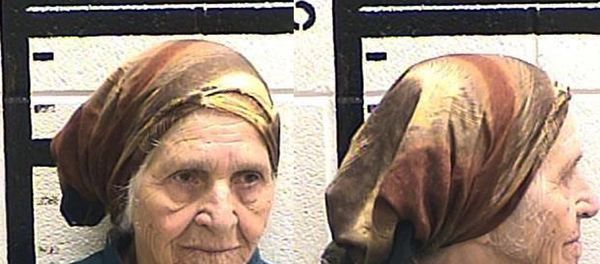 Old woman tased while cutting dandelions with knife Old woman tased while cutting dandelions with knife - Sputnik International