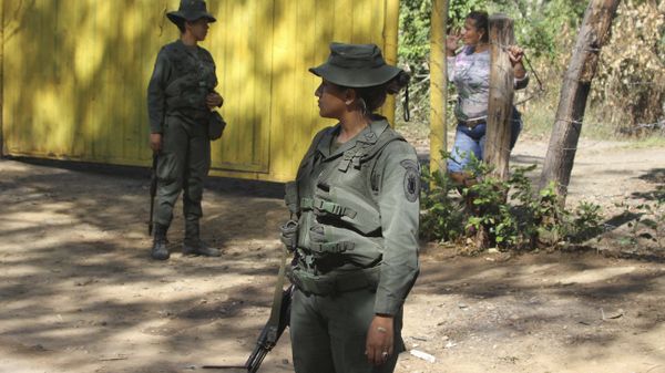 Venezuelan Bolivarian soldiers stand at a checkpoint near Urena, Tachira state, Venezuela, on the border with Colombia. - Sputnik International