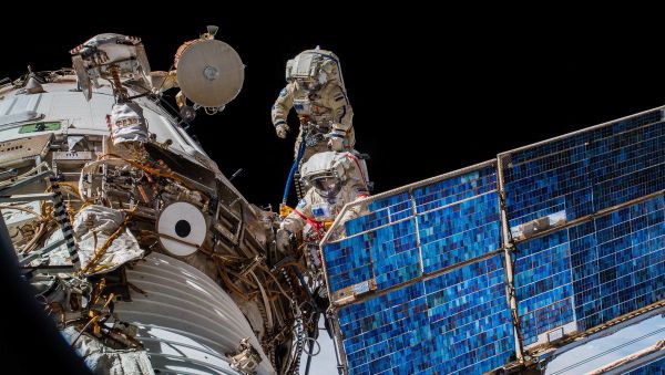 Russian cosmonauts Oleg Artemyev and Sergey Prokopyev during spacewalk - Sputnik International