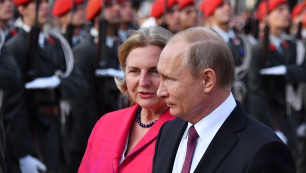 Russian President Vladimir Putin (R) and Austrian Foreign Minister Karin Kneissl take part in a wreath laying cermony at the Soviet World War II memorial in Vienna, Austria, June 5, 2018 - Sputnik International