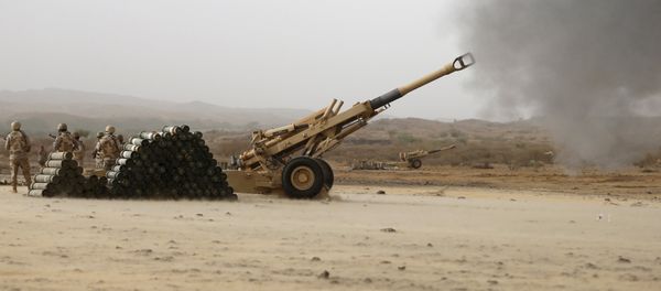 Saudi army artillery fire shells towards Houthi positions from the Saudi border with Yemen April 13, 2015 - Sputnik International