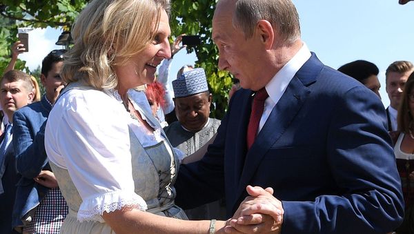 Austria's Foreign Minister Karin Kneissl dances with Russia's President Vladimir Putin at her wedding in Gamlitz, Austria, August 18, 2018. а - Sputnik International