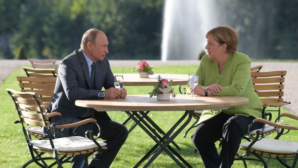 El presidente de Rusia, Vladímir Putin y la canciller de Alemania, Angela Merkel - Sputnik International