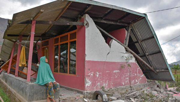 A villager sits at her damaged house after an earthquake hit Sembalun Bumbung village in Lombok Timur, Indonesia, July 29, 2018. - Sputnik International