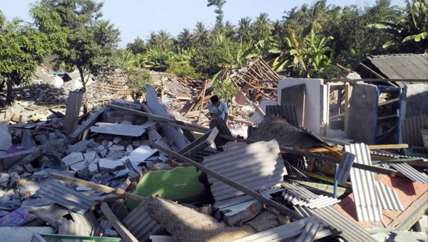 A man inspects destroyed homes following an earthquake on Lombok island, Indonesia, Monday, Aug. 20, 2018. Multiple strong earthquakes killed a number of people on the Indonesian islands of Lombok and Sumbawa as the region was trying to recover from a temblor earlier this month that killed hundreds of people - Sputnik International