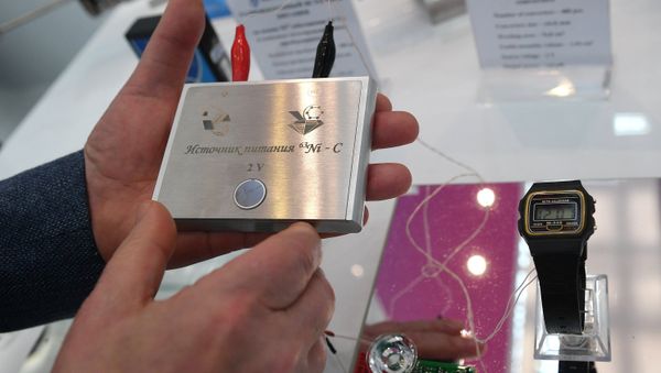 Russian 2v nuclear battery (service life up to 50 years) displayed at the 9th International Forum ATOMEXPO in Moscow - Sputnik International