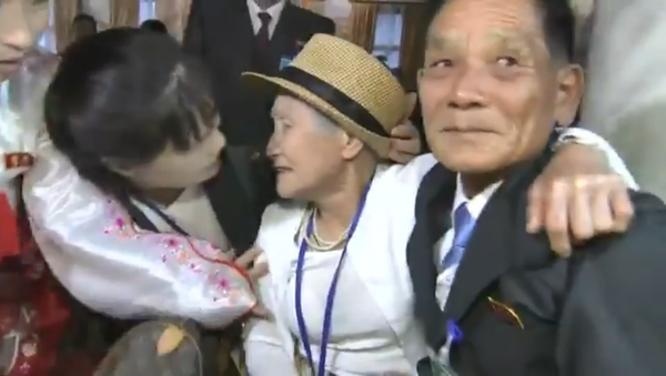 Reunion between Lee Keum-seom, 92, and her son, Ri Sang Chol, separated since the Korean War, at the Kumgang resort in North Korea, August 20, 2018 - Sputnik International