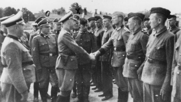 This 1942 photo provided by the the public prosecutor's office in Hamburg via the United States Holocaust Memorial Museum, shows Heinrich Himmler, center left, shaking hands with new guard recruits at the Trawniki concentration camp in Nazi occupied Poland. This 1942 photo provided by the the public prosecutor's office in Hamburg via the United States Holocaust Memorial Museum, shows Heinrich Himmler, center left, shaking hands with new guard recruits at the Trawniki concentration camp in Nazi occupied Poland. - Sputnik International