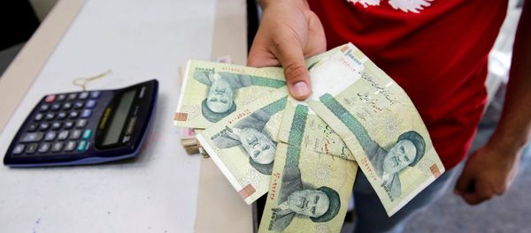 A vendor inspects Iranian rials at a currency exchange shop in Baghdad, Iraq August 8, 2018 A vendor inspects Iranian rials at a currency exchange shop in Baghdad, Iraq August 8, 2018 - Sputnik International
