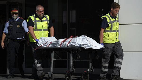 The body of a man who tried to attack a police station is carried out of the premises in Cornella near the northeastern Spanish city of Barcelona on August 20, 2018 - Sputnik International