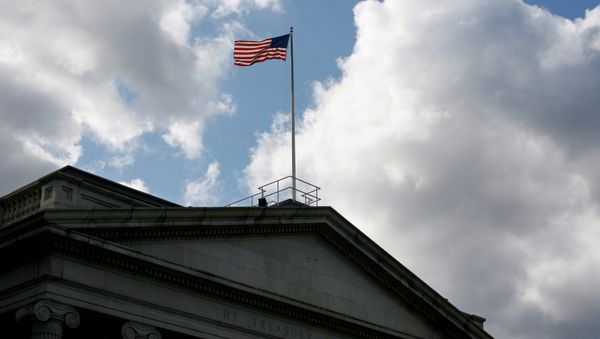 The United States flag flies atop the U.S. Treasury Department in Washington November 18, 2008 - Sputnik International