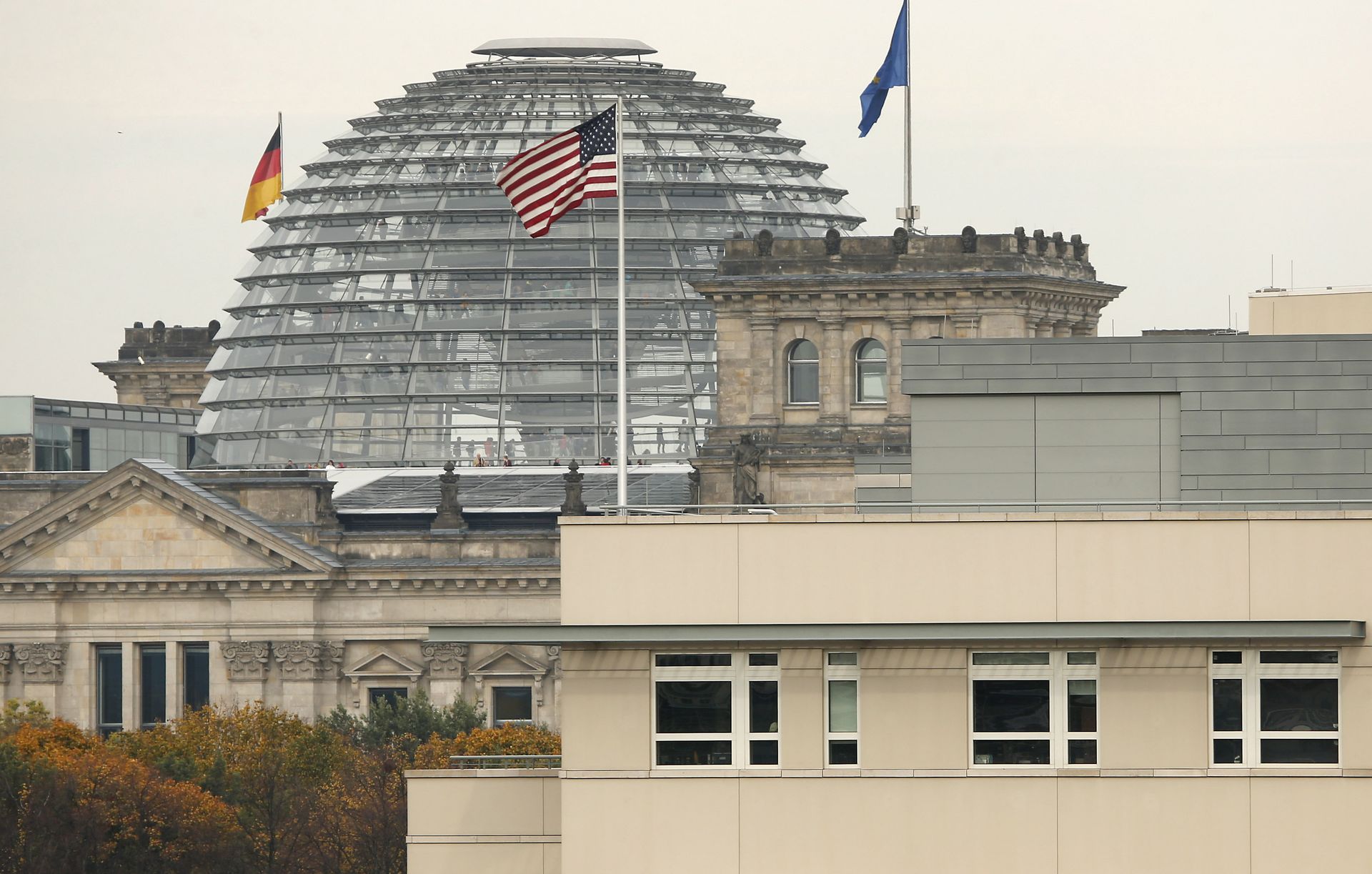 American flag flies on top of the U.S. embassy in front of the Reichstag building that houses the German Parliament, Bundestag, in Berlin, Germany (File) - Sputnik International, 1920, 07.12.2022
