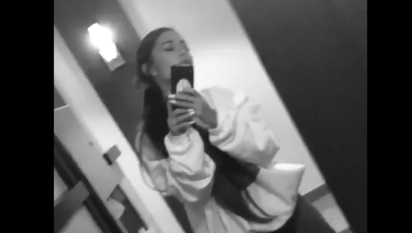 Ariana Grande Sings in a Bathroom. 2018 - Sputnik International
