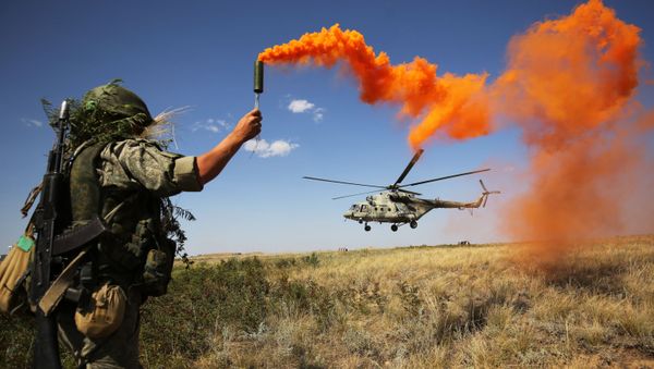 Военнослужащий во время ротно-тактических учений Южного военного округа на полигоне Прудбой в Волгоградской области Военнослужащий во время ротно-тактических учений Южного военного округа на полигоне Прудбой в Волгоградской области - Sputnik International