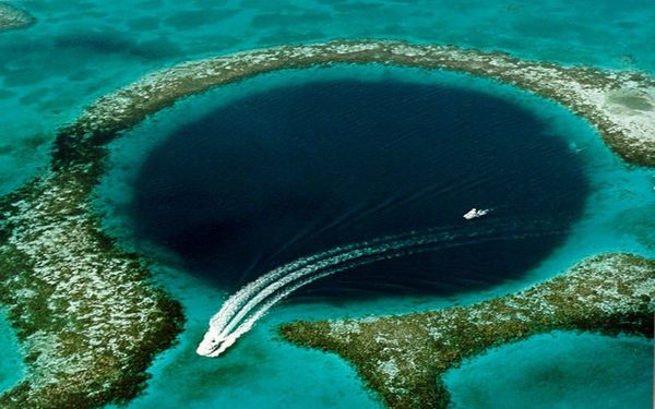 Spectacular Holes: Mysterious Chasms Peering Out From Amazing Places on Earth - Sputnik International