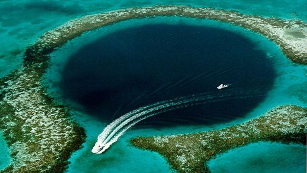 Spectacular Holes: Mysterious Chasms Peering Out From Amazing Places on Earth - Sputnik International