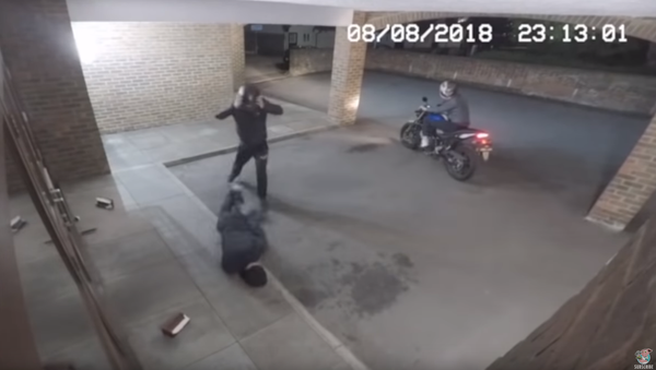 Three Stooges: Thieves Flee After Accomplice Knocked Out Cold - Sputnik International