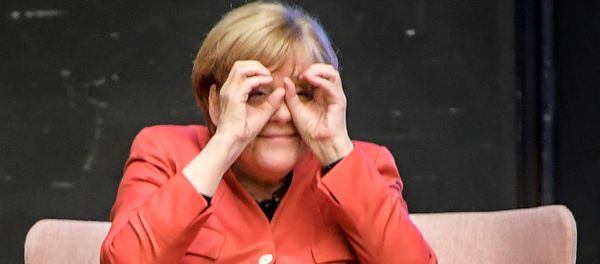 German Chancellor Angela Merkel With 'Binoculars' - Sputnik International