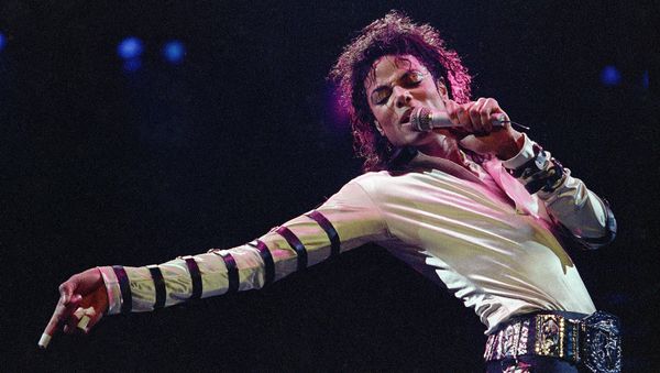 In this Feb. 24, 1988 file photo, Michael Jackson leans, points and sings, dances and struts during the opening performance of his 13-city U.S. tour, in Kansas City In this Feb. 24, 1988 file photo, Michael Jackson leans, points and sings, dances and struts during the opening performance of his 13-city U.S. tour, in Kansas City - Sputnik International