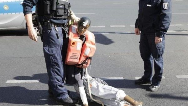 The mannequin is seen wearing an orange life jacket - Sputnik International