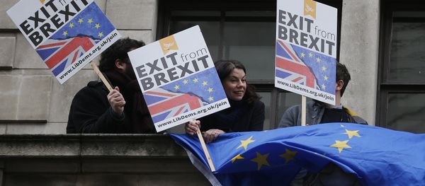 People demonstrate against Brexit on a balcony in London, Wednesday, Feb. 14, 2018, as Britain's Foreign Secretary Boris Johnson delivers a speech focusing on Britain leaving the EU. The Foreign Office says Johnson will use a speech Wednesday to argue for an outward-facing, liberal and global Britain after the U.K. leaves the bloc - Sputnik International