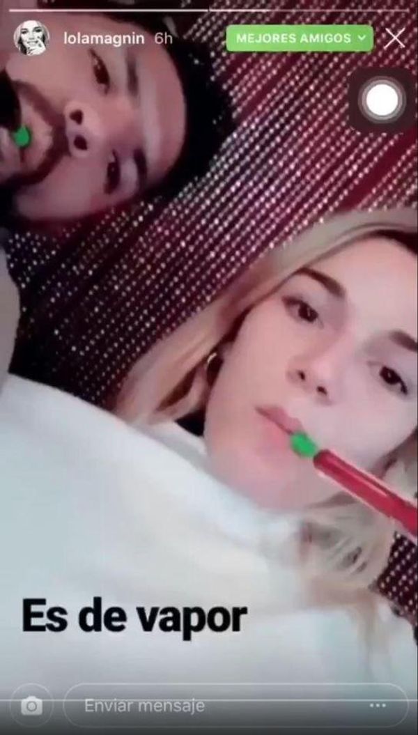 Sergio Aguero is seen blowing out smoke alongside his friend, Argentine model Lola Magnin - Sputnik International