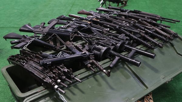 Pile of assault rifles and submachine guns. File photo. - Sputnik International