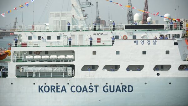 Sailors stand onboard South Korean coast guard ship BADARO (File) Sailors stand onboard South Korean coast guard ship BADARO (File) - Sputnik International