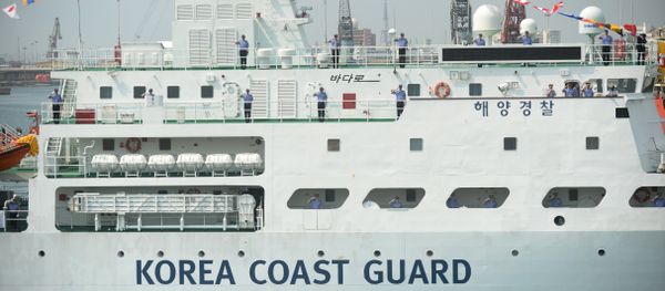 Sailors stand onboard South Korean coast guard ship BADARO (File) - Sputnik International