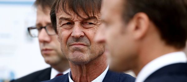 Nicolas Hulot, French Minister for the Ecological and Inclusive Transition looks over towards French President Emmanuel Macron as they visit the Cap Frehel peninsula in northern Brittany, France, June 20, 2018 - Sputnik International