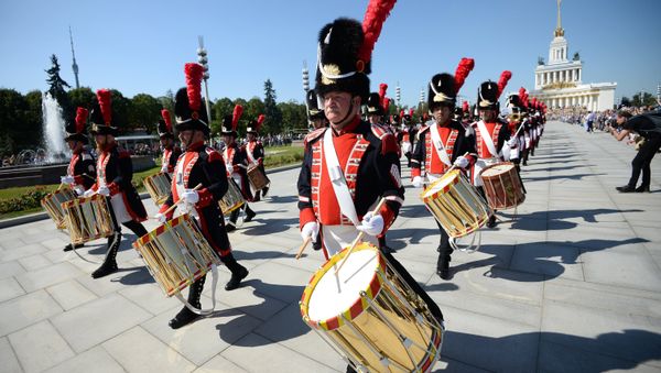 The corps of Old Grenadiers of Geneva, Switzerland takes part in the procession of the participants in the international military music festival, Spasskaya Tower, at VDNKh - Sputnik International