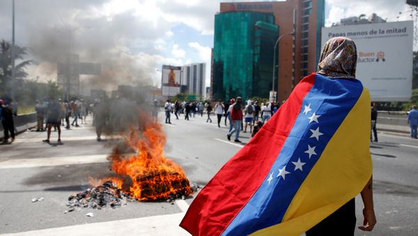 Protesters clash with riot police during a rally to demand a referendum to remove Venezuela's President Nicolas Maduro in Caracas - Sputnik International