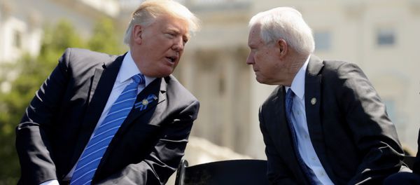 U.S. President Donald Trump and Attorney General Jeff Sessions attend the National Peace Officers Memorial Service - Sputnik International